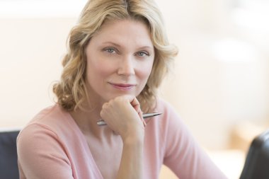 Office çene üzerinde el ile kendine güvenen iş kadını