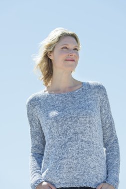 güzel bir kadın uzak berrak gökyüzü karşı arıyorsunuz