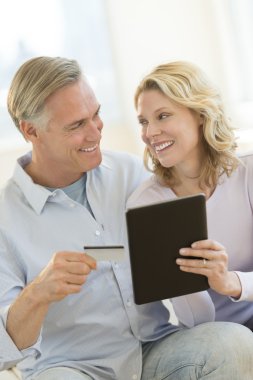 Dijital tablet ve kredi kartı online alışveriş ile Çift