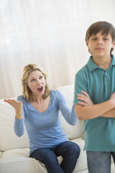 Matka krzyczy podczas syna, ignorując jej w domu — Zdjęcie stockowe