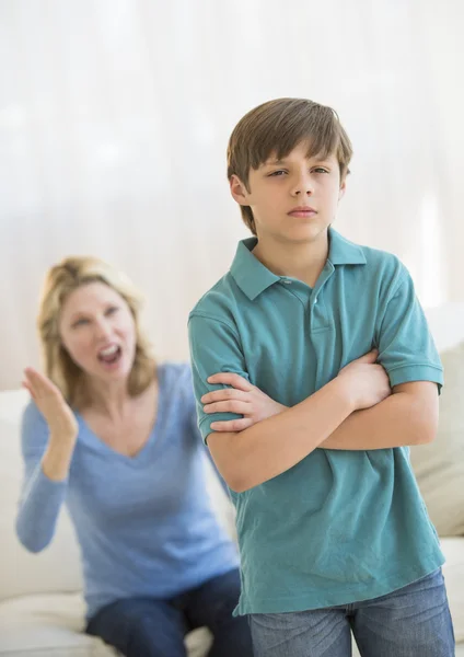 Sohn ignoriert wütende Mutter zu Hause — Stockfoto