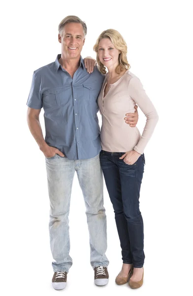 Ώριμο ζευγάρι στέκεται με τα χέρια στις τσέπες — Φωτογραφία Αρχείου