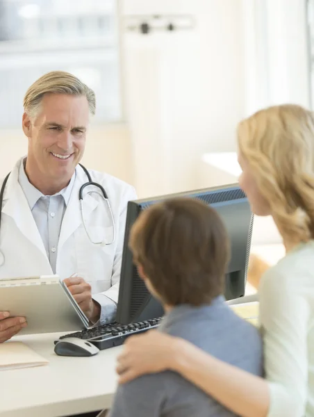 Doctor Explaining Report To Mother And Son In Hospital — Stock Photo, Image