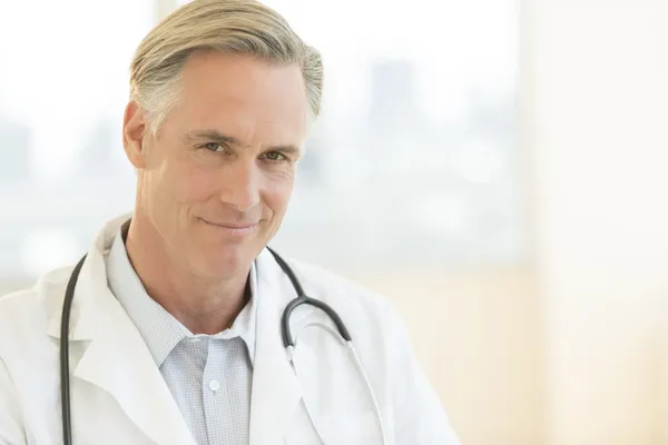 Male Doctor With Stethoscope Around Neck In Clinic — Stock Photo, Image