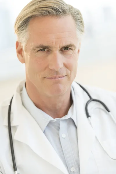Jistý lékař se stetoskopem kolem krku v klinice — Stock fotografie