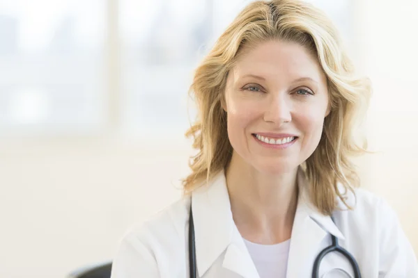 Bellissimo dottore sorridente in clinica — Foto Stock