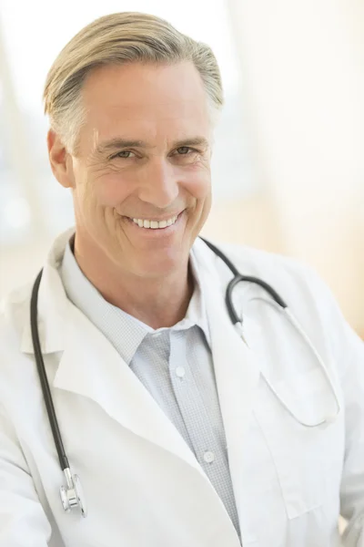 Doctor With Stethoscope Around Neck In Clinic — Stock Photo, Image