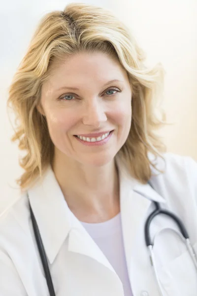 Doctor With Stethoscope Around Neck Smiling In Hospital — Stock Photo, Image