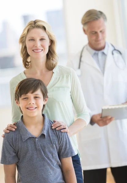 Femme heureuse avec fils dans la clinique — Photo