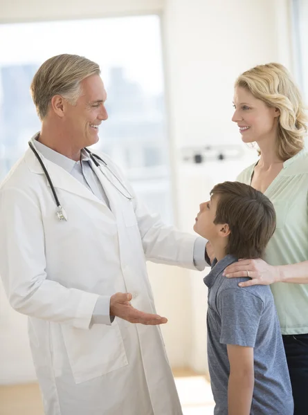 Docteur expliquant la santé de la femme au sujet de son fils en clinique — Photo