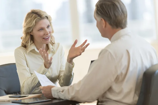 Businesswoman Discussing With Colleague In Office — Stock Photo, Image