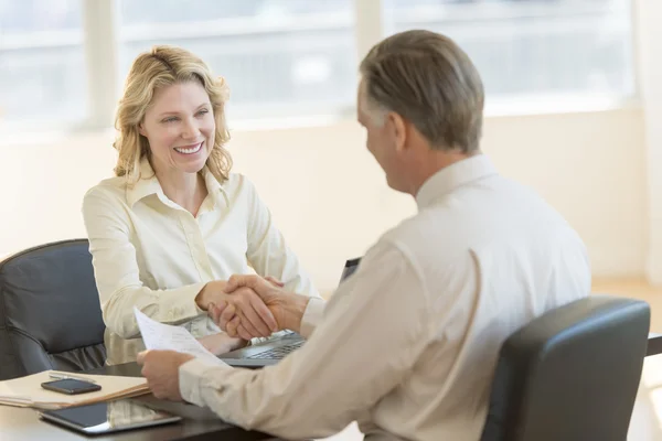 Businesswoman Greeting Colleague In Office — Stock Photo, Image