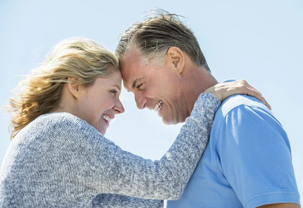 Glückliches Paar, das sich vor klarem Himmel anschaut — Stockfoto