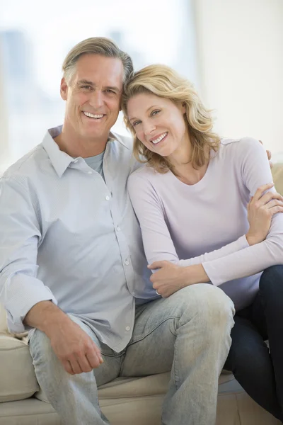 Liebespaar lächelt zu Hause zusammen — Stockfoto