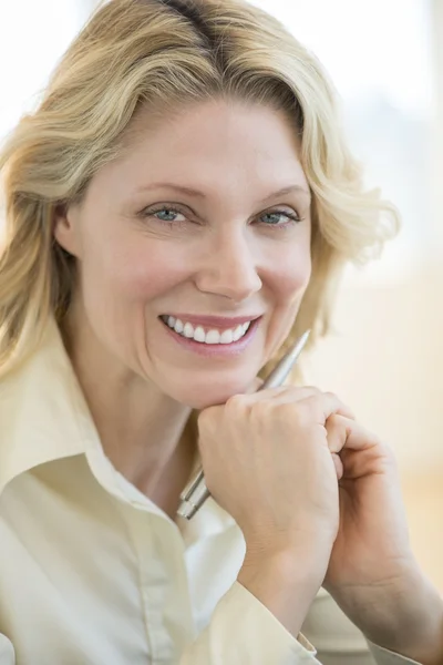 Happy Businesswoman With Hand On Chin In Office — Stock Photo, Image