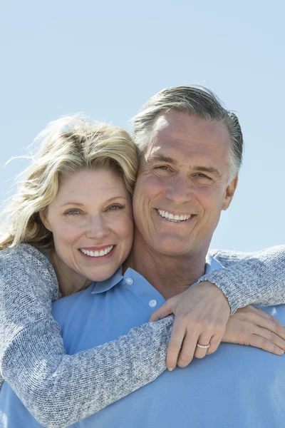 güzel bir kadın karşı arkadan kucaklayan insan açık gökyüzü