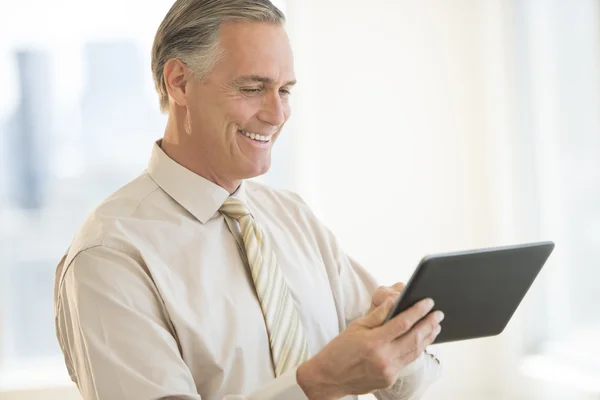 Affärsman med digital tablet i office — Stockfoto