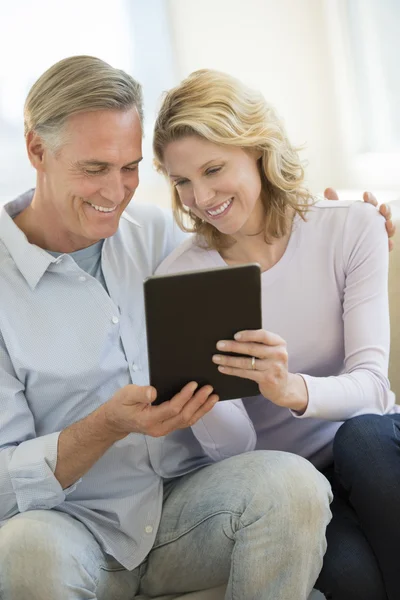 Любляча пара використовуючи цифровий планшет вдома — стокове фото