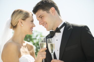 kaç kadeh şampanya flüt gökyüzüne karşı