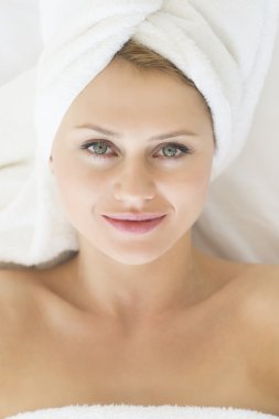 güzel kadını rahatlatıcı spa portresi