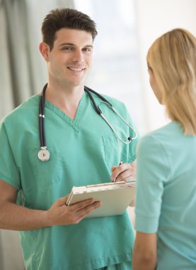 Doktor ön planda pano ile hasta ayakta tutan