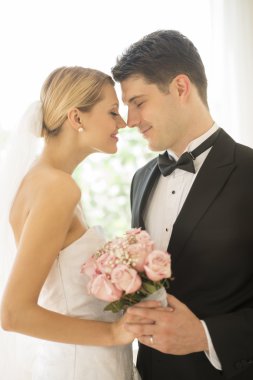 Gelin ve damat ile burun sürtme çiçek buketi