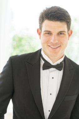 Smokin gülümseyen içinde yakışıklı damat