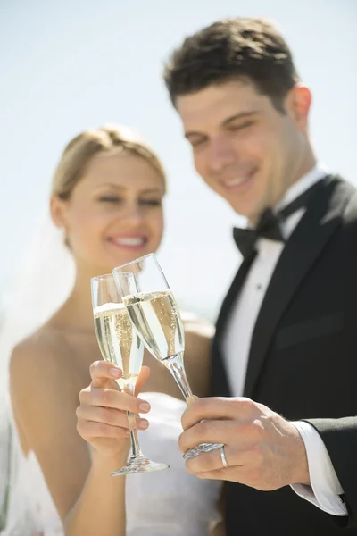 Coppia Tostatura Champagne Flauti Esterni — Foto Stock