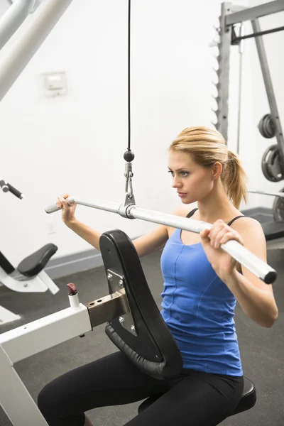 Frau macht Krafttraining im Fitnessstudio — Stockfoto