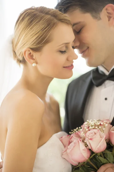 Affettuoso sposo in procinto di baciare sposa — Foto Stock