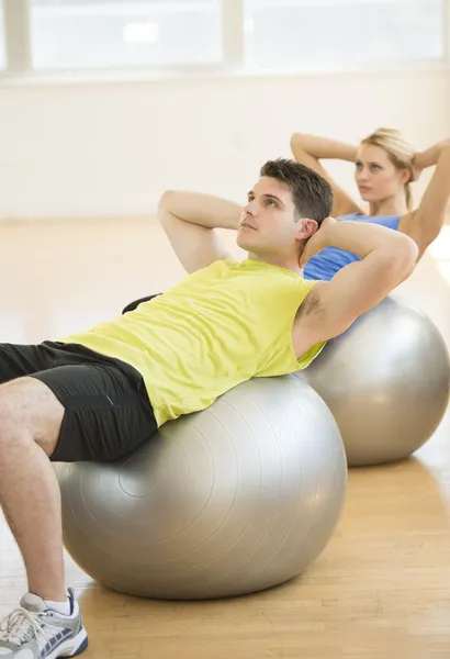 Erkek ve kadın üzerinde pilates egzersiz sağlık kulübünde — Stok fotoğraf