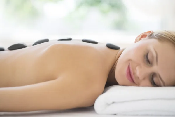 Woman Getting Hot Stone Therapy At Spa — Stock Photo, Image