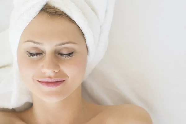 Attractive Woman Relaxing In Beauty Spa — Stock Photo, Image