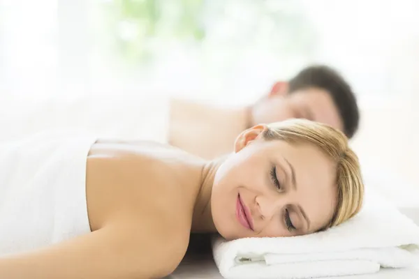 Woman Relaxing At Health Spa — Stock Photo, Image