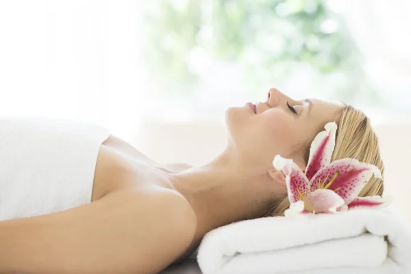 Woman Sleeping On Massage Table In Health Spa — Stock Photo, Image