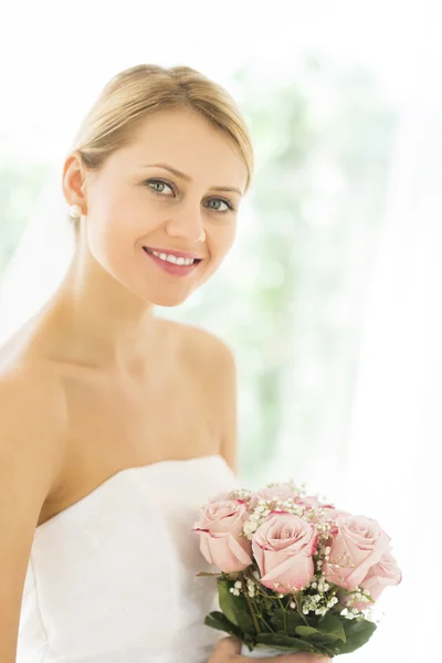 Hermosa novia con ramo de rosas sonriendo —  Fotos de Stock