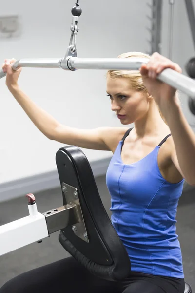 Frau trainiert im Fitnessstudio auf Flaschenzug — Stockfoto