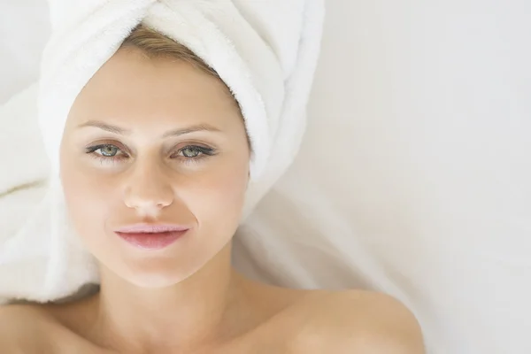 Mujer relajada en el spa de salud — Foto de Stock