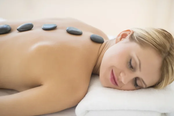Woman Getting Hot Stone Therapy At Health Spa — Stock Photo, Image