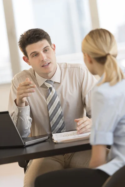 Businessman Discussing Plan With Colleague In Office — Stock Photo, Image