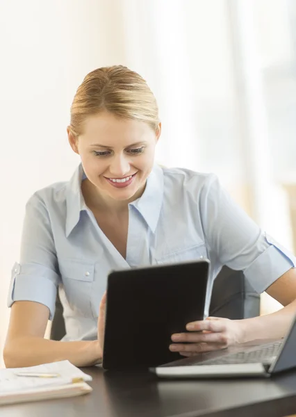 Happy Businesswoman Using Digital Tablet At Desk — Stock Photo, Image