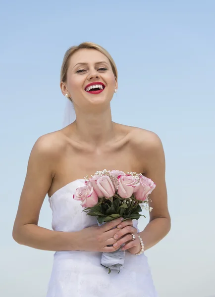 Bride Holding Flower Bouquet Against Clear Blue Sky — Stock Photo, Image