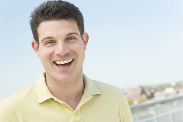 Man in casual lachen tegen heldere hemel — Stockfoto