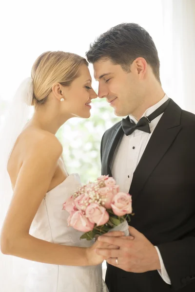 Жених и невеста с цветочным букетом Стоковая Картинка