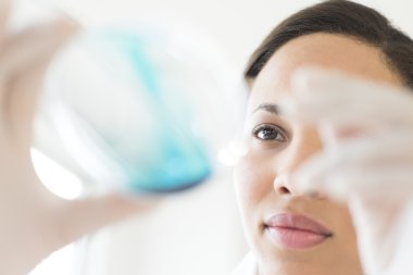 kadın doktor çözüm laboratuvarında incelenmesi