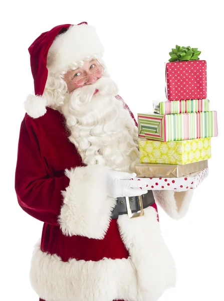 Weihnachtsmann hält Stapel von Geschenkboxen — Stockfoto