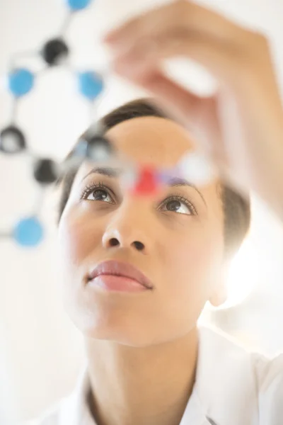 Forscherin analysiert molekulare Struktur im Labor — Stockfoto