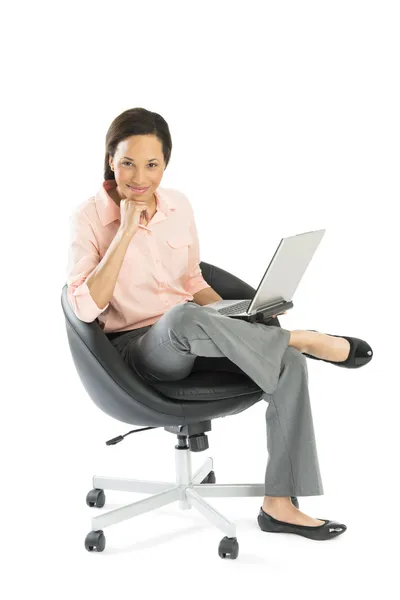 Jistý obchodnice s notebookem sedět na kancelářskou židli — Stock fotografie