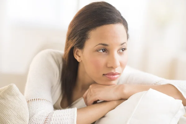 Bedachtzame vrouw die thuis wegkijkt — Stockfoto