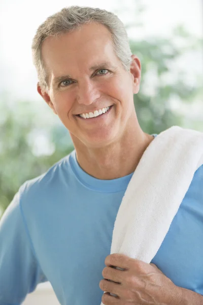 Ritratto di uomo felice con asciugamano sulla spalla — Foto Stock